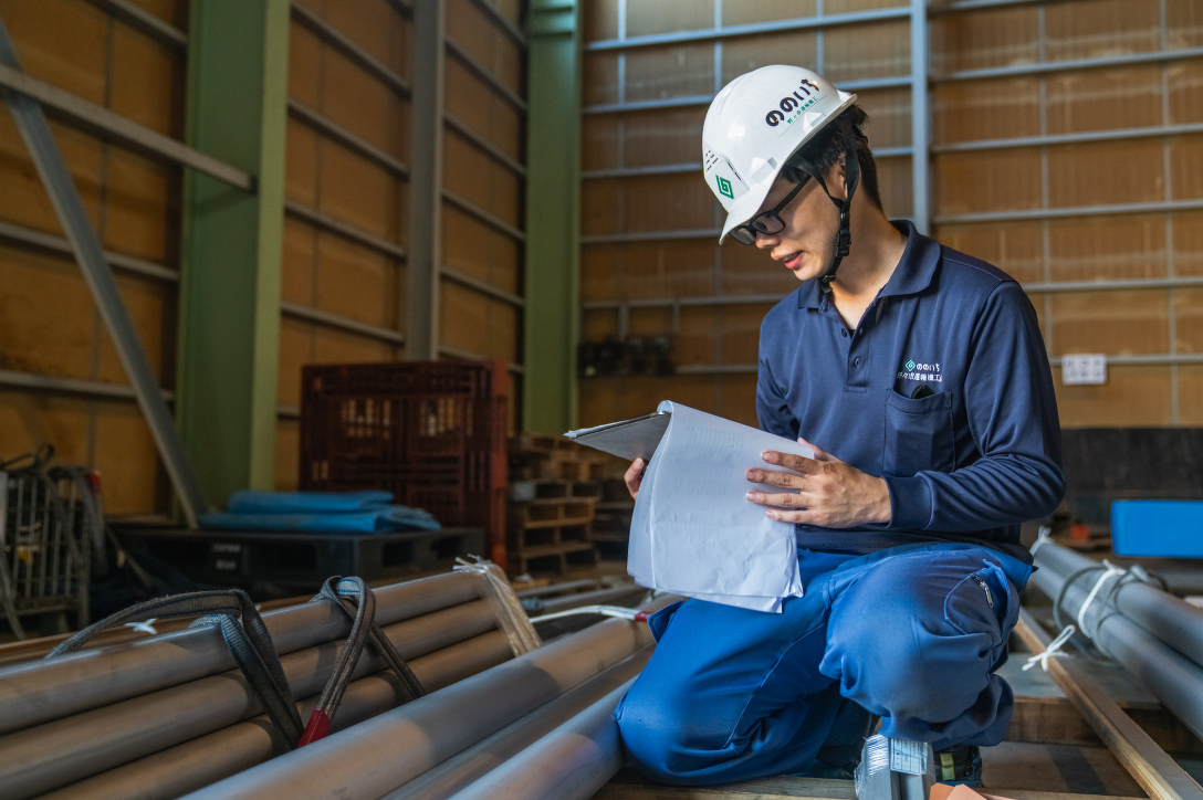 ピッキング、流通加工、伝票発行を行います