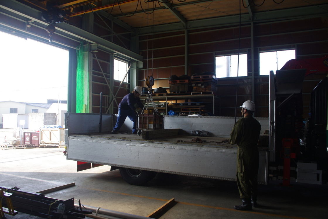 天井クレーンで製品を積み込んでいるところです。