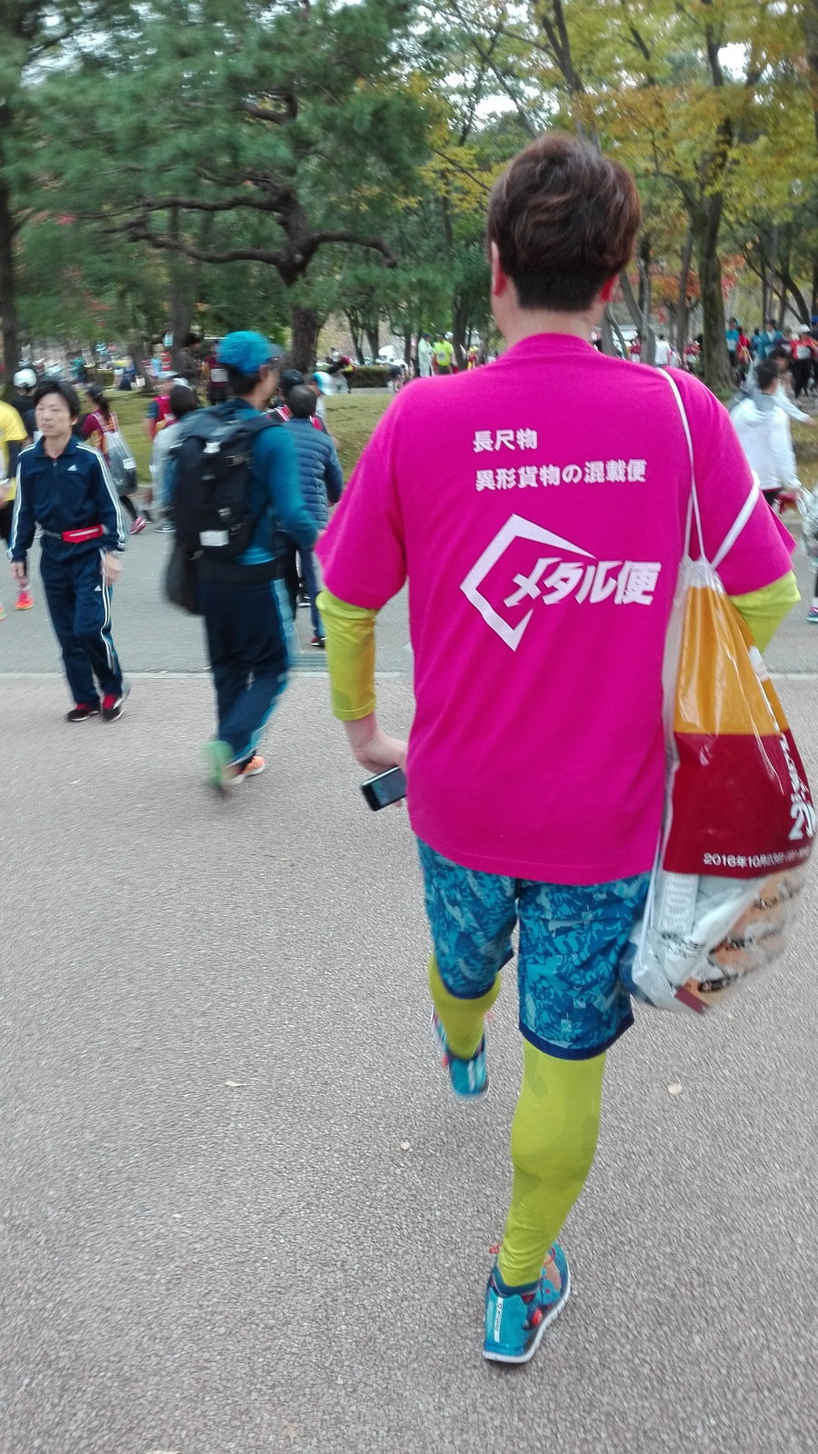 背中には今年始めたサービスのメタル便が書かれています。